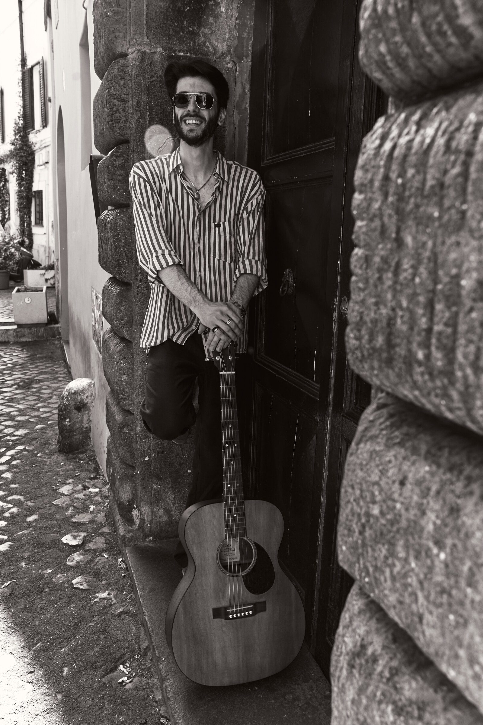 Leonardo Giuliani with guitar in doorway